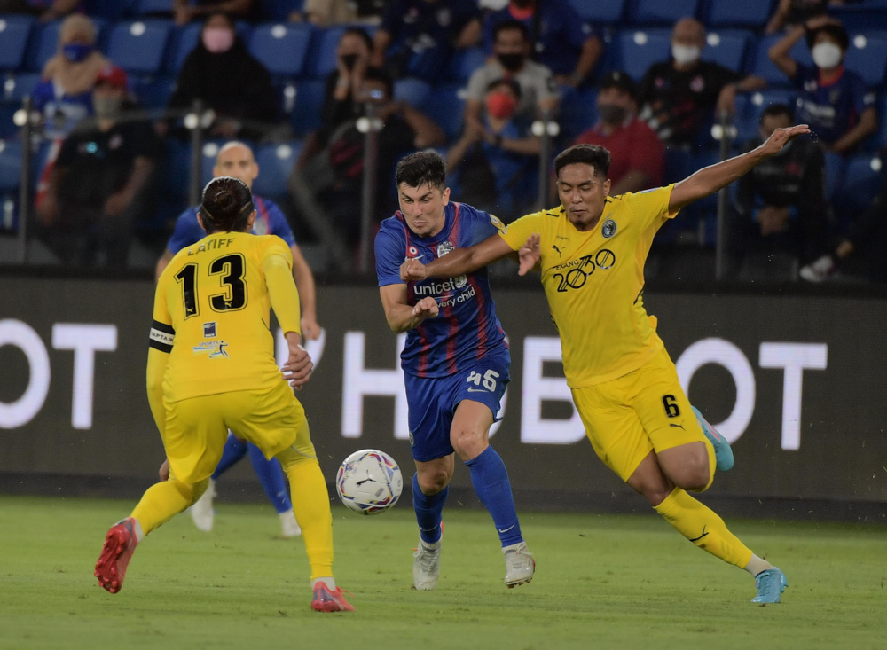 JDTu00e2u20acu2122s Fernando Martin Forestieri is blocked by Penang FCu00e2u20acu2122s Mohammad Khairul Akmal Roskisham and Abdul Latiff Suhaimi at Stadium Sultan Ibrahim in Iskandar Puteri, March 4, 2022. u00e2u20acu201d Bernama pic 