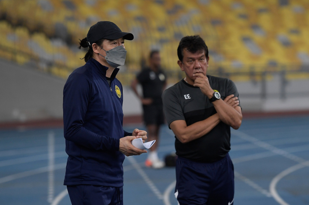 Harimau Malaya head coach Kim Pan-gon with his assistant E Elavarasan at the Bukit Jalil National Stadium, March 14, 2022. u00e2u20acu201d Bernama pic 