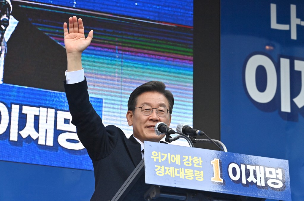 This picture taken on March 3, 2022 shows South Korea's presidential candidate Lee Jae-myung of the ruling Democratic Party speaking to his supporters during an election campaign in Seoul ahead of the March 9 presidential election. — AFP pic   