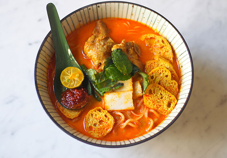 The stall also offers curry noodles rich with santan