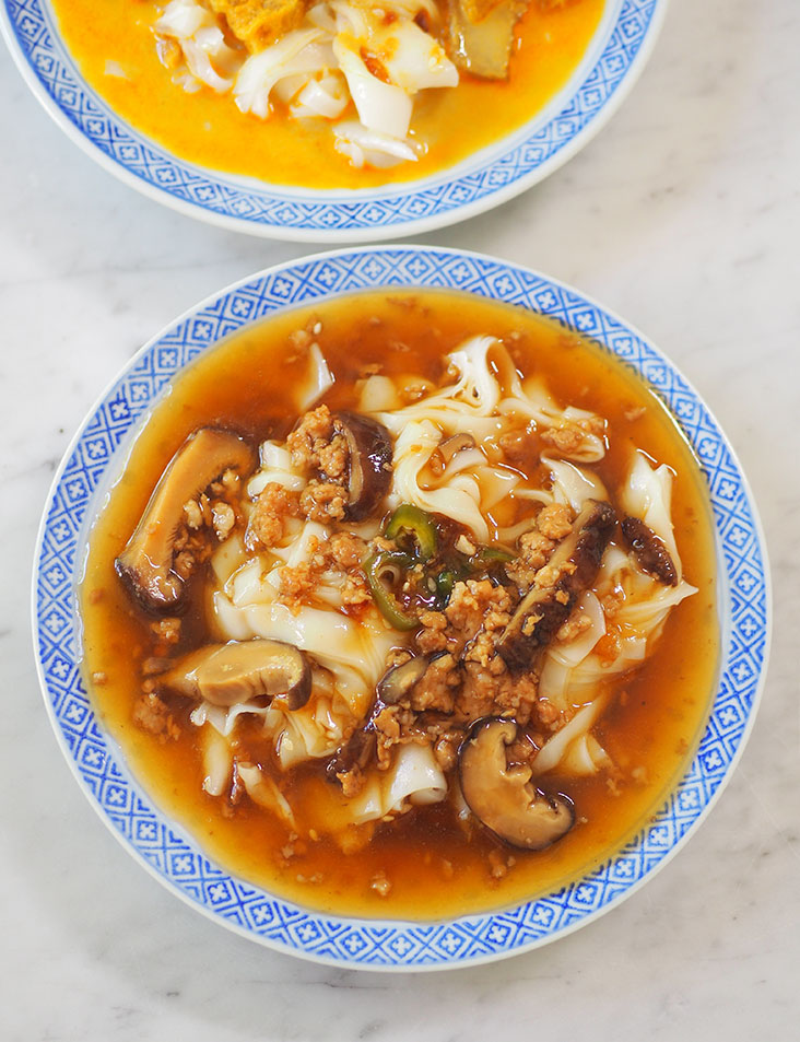 If you're hankering for mushroom minced sauce 'chee cheong fun', this coffee shop offers a good version