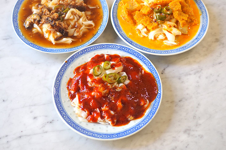 You can select various sauces like sweet and spicy or curry pork skin to pair with 'chee cheong fun' brought in from Ipoh