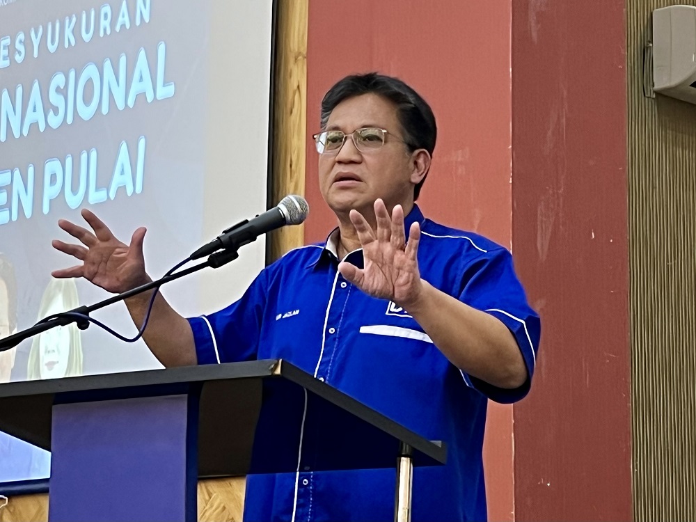 Johor Umnou00e2u20acu2122s Datuk Nur Jazlan Mohamed announced that he will not contest the Pulai federal seat for the coming 15th general election (GE15) in Tampoi, Johor Baru last night, March 24, 2022. u00e2u20acu201d Picture by Ben Tann