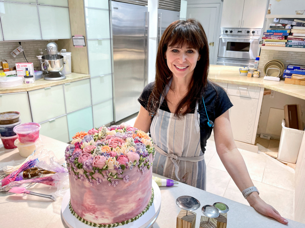 Navah Perlman Frost, a pianist-turned-baker, stands next to her cake, in New York City, New York, US, March 10, 2022. u00e2u20acu201d Reuters picnn