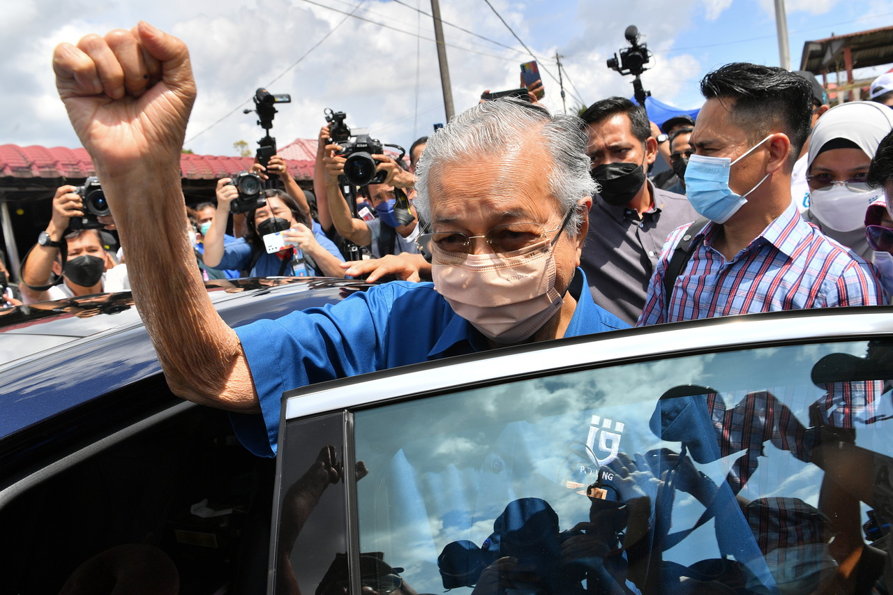 Pejuang chairman Tun Dr Mahathir Mohamad leaving after attending the Johor Aspiration programme at the Felda Air Hitam District voting centre, Machap Batu Pahat, March 3, 2022. u00e2u20acu201d Bernama pic