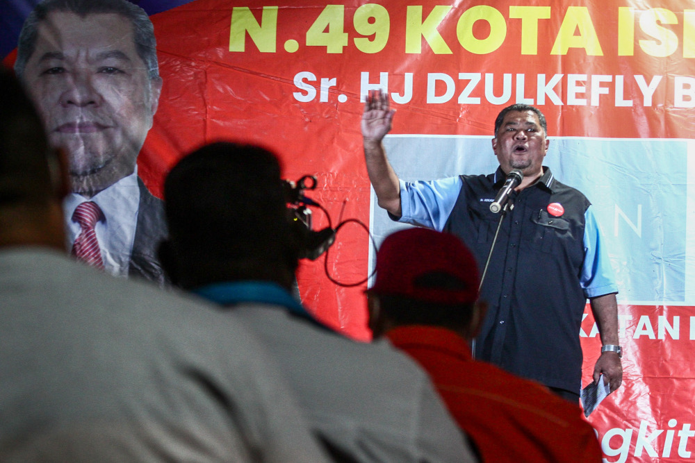 Candidate for N49 Kota Iskandar Dzulkefly Ahmad speaks at the Ceramah Mega, main operations room for DUN N49 Kota Iskandar, Skudai March 1, 2022. ― Picture by Hari Anggara