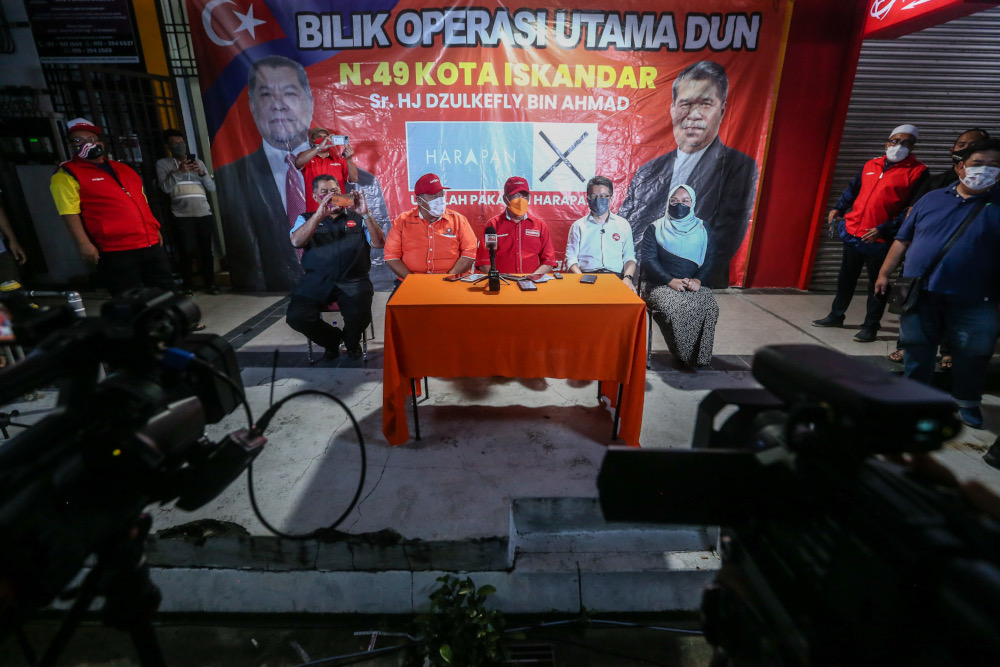 PH leaders at the Ceramah Mega, main operations room for DUN N49 Kota Iskandar, Skudai March 1, 2022. ― Picture by Hari Anggara 