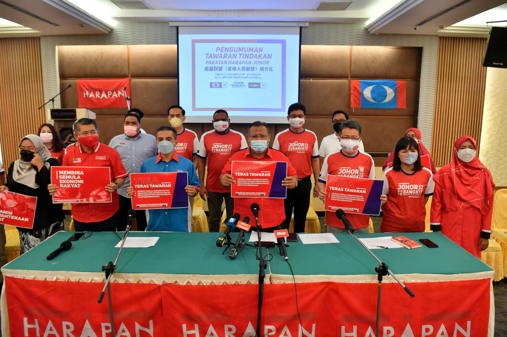 The manifesto for the Johor state election was announced by Johor Parti Amanah Negara (Amanah) chairman Aminolhuda Hassan, Johor PKR chairman Syed Ibrahim Syed Noh and Johor DAP chairman Liew Chin Tong  in Batu Pahat today. u00e2u20acu201d Bernama pic 