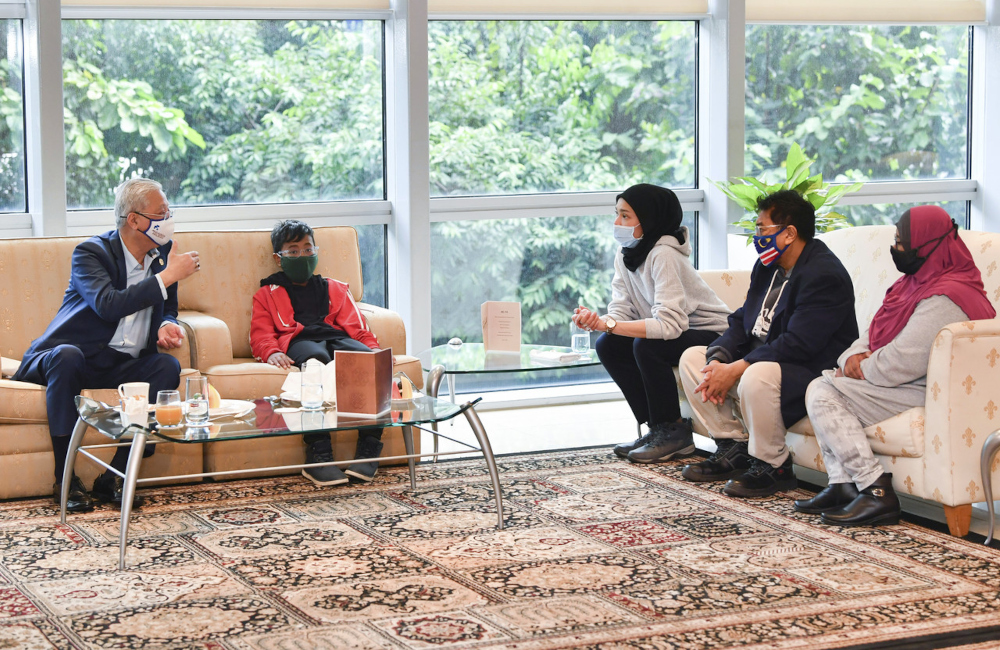Prime Minister Datuk Seri Ismail Sabri Yaakob meets with the Charge du00e2u20acu2122Affaires ad interim of the Malaysian Embassy in Ukraine Fadhilah Daud (3rd right) and other Malaysians who arrived at Kuala Lumpur International Airport (KLIA) from Kyiv, Ukraine, Mar
