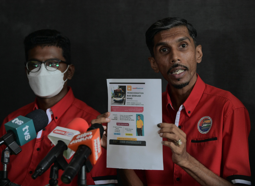 Malaysian Bus Association (SGBM) Secretariat chairman R Thiagarajan (right) speaks to the media in Iskandar Puteri, Johor, March 23, 2022. u00e2u20acu201d Bernama pic 