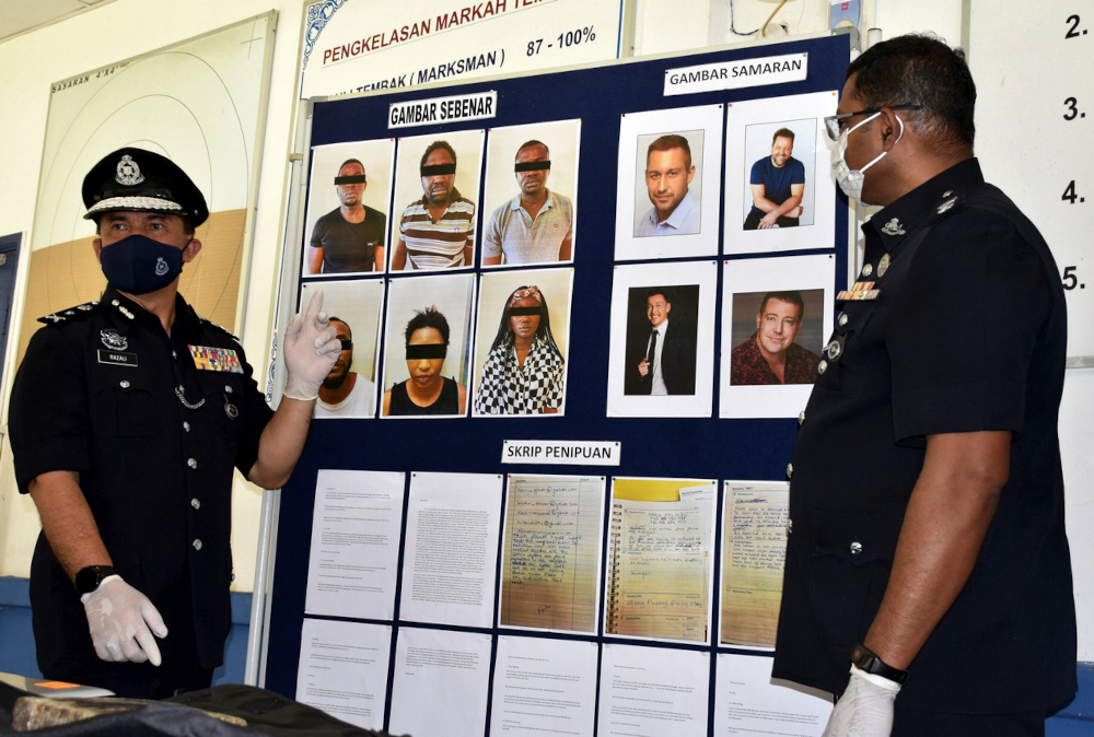 Melaka acting police chief Datuk Razali Abu Samah showing pictures of the suspects of the scam syndicate during a press conference, March 25, 2022. u00e2u20acu2022 Bernama pic 