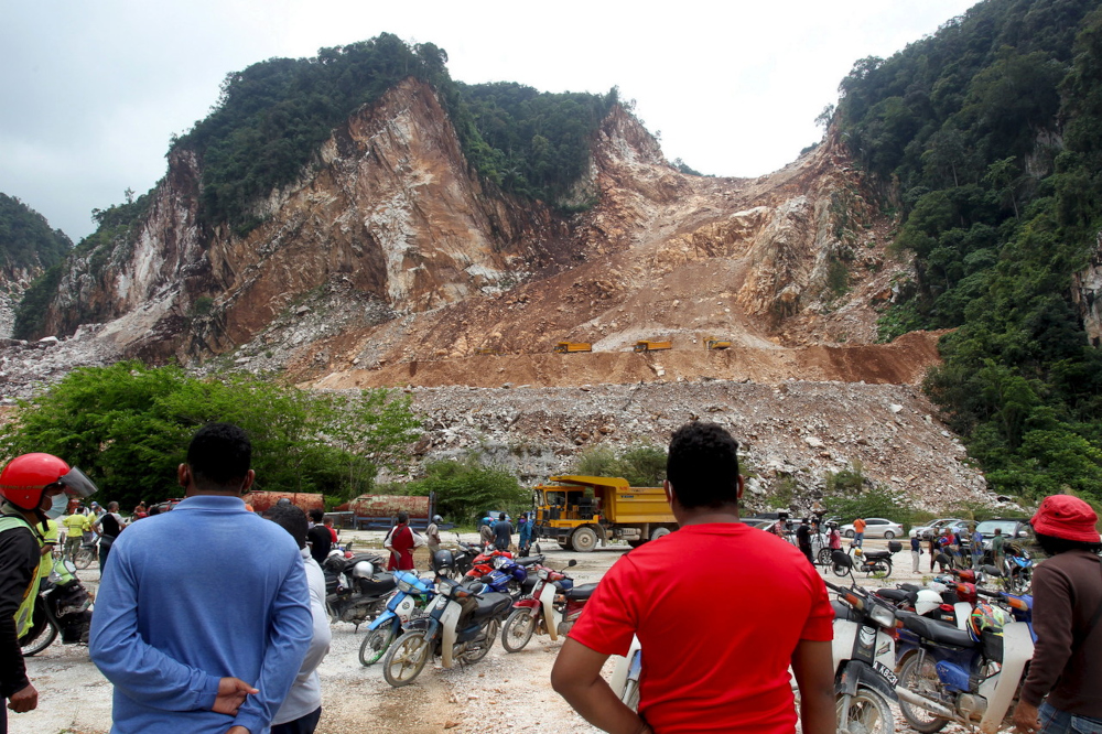 Two men are trapped in the rubble by a quarry rockfall incident in Keramat Pulai, Jalan Simpang Pulai-Cameron Highland, March 8, 2022. u00e2u20acu201d Bernama pic 