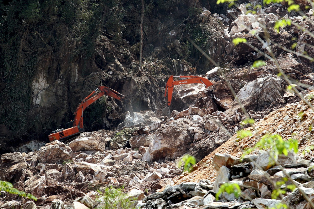 Two excavators dig through the rubble in search for the missing victims who were feared buried in the quarry stone collapse at Keramat Pulai, Jalan Simpang Pulai-Cameron Highlands, March 9, 2022. u00e2u20acu201d Bernama pic 
