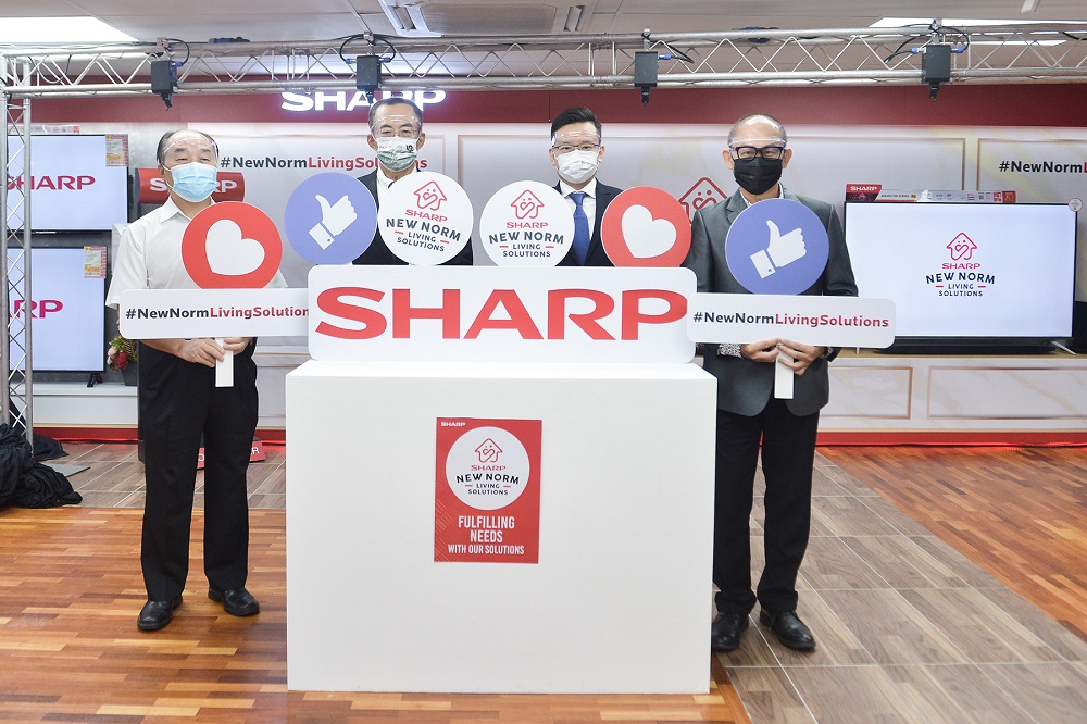 Executive Director of Onking Chain-Store Malaysia, Arthur Lin (centre left), Managing director of Sharp Malaysia, Ting Yang Chung (centre right) and Deputy manager of SHARP Malaysia, SM Tok (right) and Onkingu00e2u20acu2122s Manager Vic Jun (left) at the launch of Sh