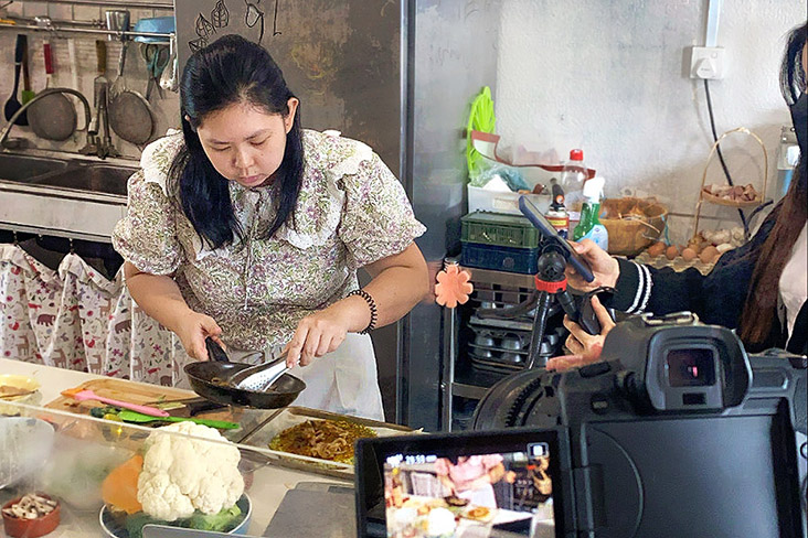 Tan conducting a 'live' cooking show filmed by KDU students.