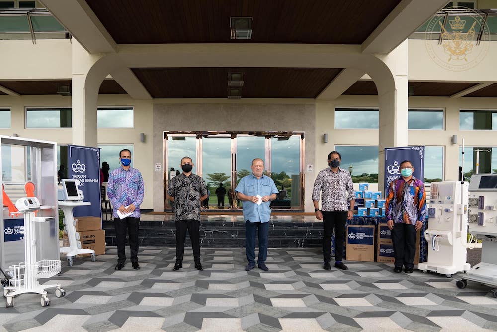 Sultan Ibrahim (centre) with Minister of Health, Khairy Jamaluddin in Johor Bahru, March 5, 2022. u00e2u20acu2022 Picture courtesy of Facebook/Sultan Ibrahim