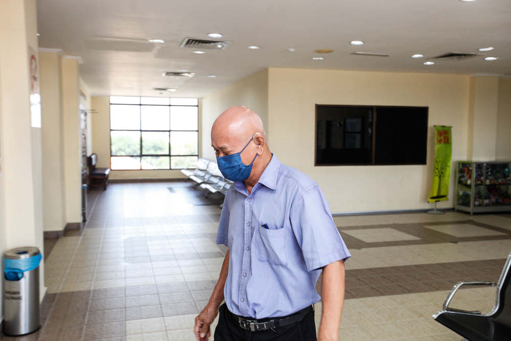 Uber Driver Tan Tiang Guan seen entering the courtroom at the George Town Sessions Court, March 29, 2022. — Picture by Sayuti Zainudin