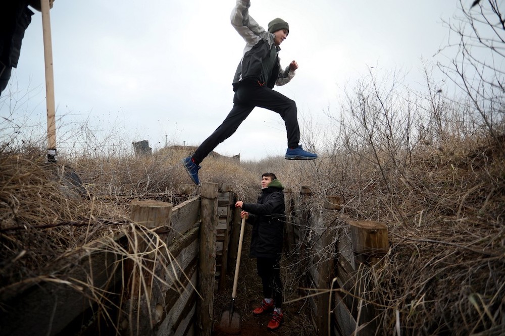 Ukrainian teenagers dig trenches for soldiers serving on their countryu00e2u20acu2122s eastern front and facing off with Russian-backed separatists, near the eastern Ukraine village of Chervone, Mariupol region, on February 11, 2022. u00e2u20acu2022 AFP pic