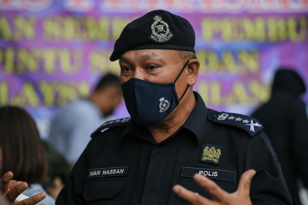 Kedah police chief Datuk Wan Hassan Wan Ahmad speaks to the media at the Immigration, Customs, Quarantine and Security (ICQS) Complex in Bukit Kayu Hitam, March 31, 2022. u00e2u20acu201d Bernama pic 