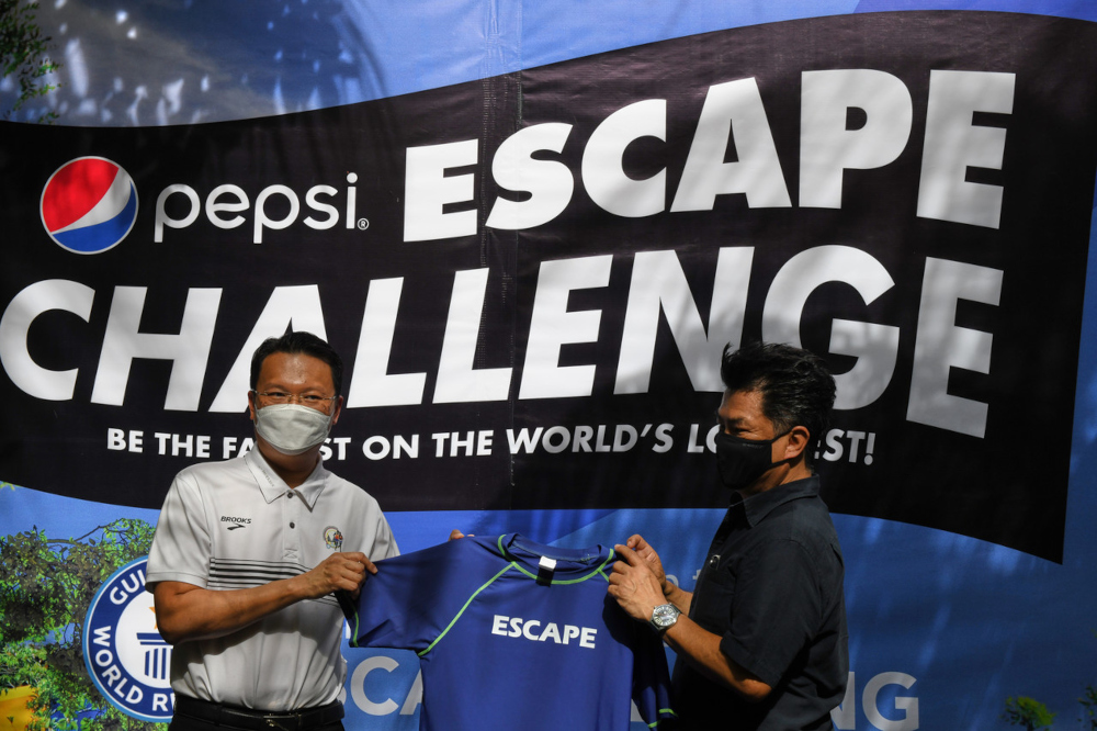 Penang Tourism and Creative Economy Committee chairman Yeoh Soon Hin receives a jersey from Sim Leisure Group founder and CEO Sim Choo Kheng (right) in Penang, March 3, 2022. u00e2u20acu2022 Bernama pic 