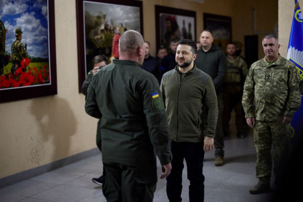 Ukraineu00e2u20acu2122s President Volodymyr Zelenskiy rewards a member of the National Guard, as Russiau00e2u20acu2122s attack on Ukraine continues, in Kyiv, Ukraine March 26, 2022. u00e2u20acu201d Ukrainian Presidential Press Service/Handout via Reuters