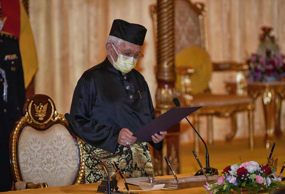 Tun Abdul Taib Mahmud takes his oath of office as Yang di-Pertua Negeri of Sarawak for the third term at the Dewan Lapau of the State Assembly Building in Kuching, March 1, 2022. u00e2u20acu2022 Bernama pic 