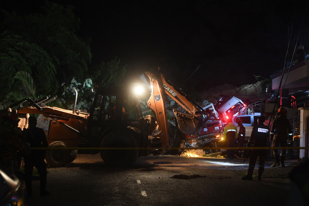 Using machinery and tracker dogs, rescue workers are working furiously to locate the missing victims in Taman Bukit Permai 2 Ampang, March 10, 2022. — Bernama pic 
