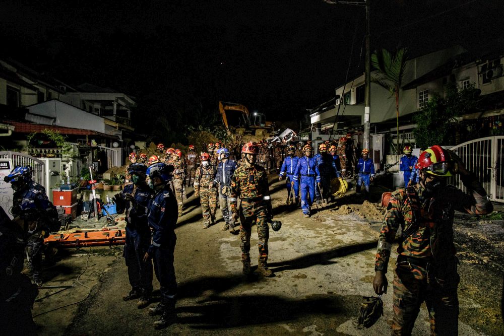 Search and rescue personnel are pictured at the site of a landslide at Taman Bukit Permai 2 Ampang March 10, 2022. u00e2u20acu201d Picture by Firdaus Latif