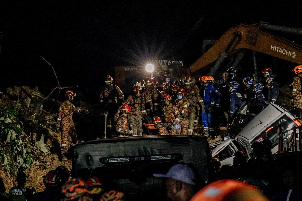 Search and rescue personnel extract one of the bodies recovered from the landslide at Taman Bukit Permai 2 Ampang, March 11, 2022. u00e2u20acu201d Picture by Firdaus Latif
