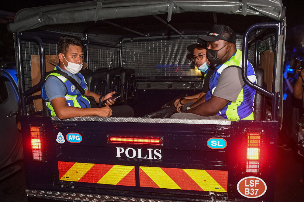 Police with the body of a landslide victim in Taman Bukit Permai 2 Ampang, March 10, 2022. u00e2u20acu201d Bernama pic  
