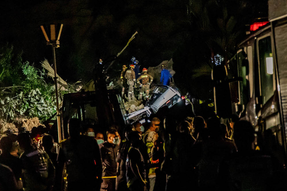 Search and rescue personnel are pictured at the site of a landslide at Taman Bukit Permai 2 Ampang, March 10, 2022. u00e2u20acu201d Picture by Firdaus Latif