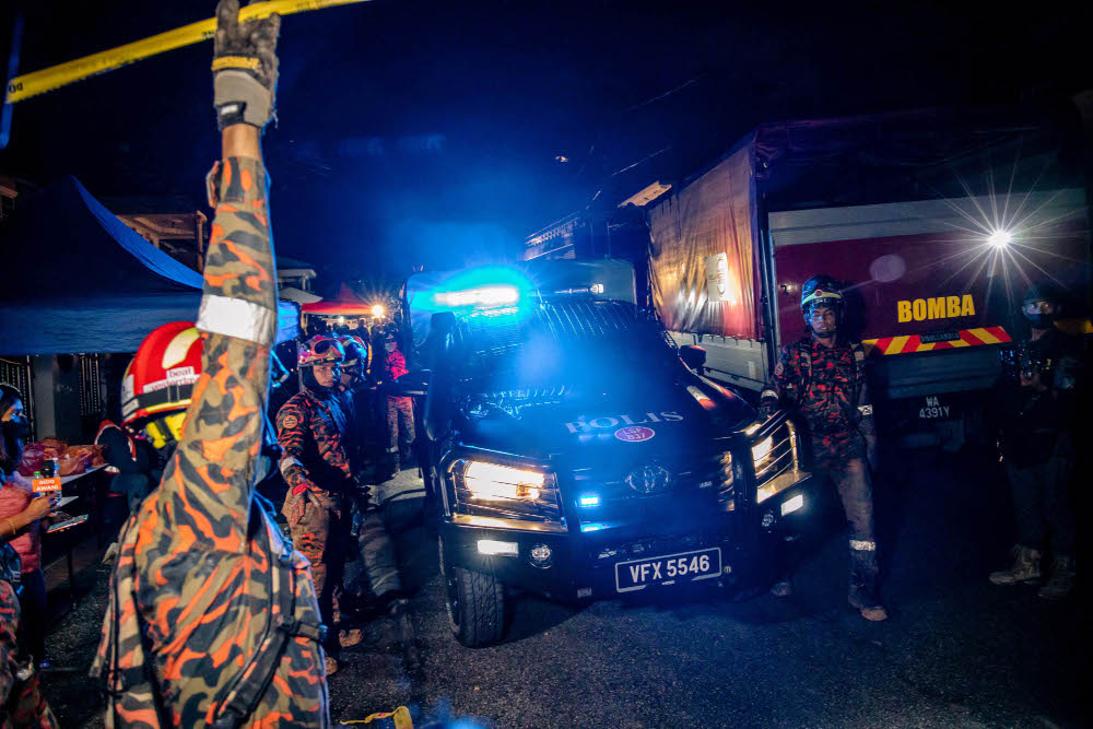 Search and rescue personnel are pictured at the site of a landslide at Taman Bukit Permai 2 Ampang, March 10, 2022. — Picture by Firdaus Latif