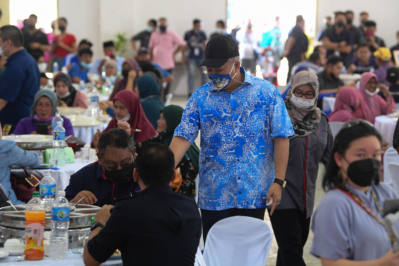 Minister of Communications and Multimedia Tan Sri Annuar Musa (centre) interacting with guests at the Taman Harmoni Peopleu00e2u20acu2122s Housing Program Hall, Sandakan, March 26, 2022. u00e2u20acu201d Bernama pic