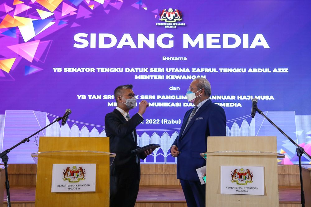Datuk Seri Tengku Zafrul Abdul Aziz (left) speaks to Tan Sri Annuar Musa during a press conference at the Finance Ministry in Putrajaya March 16, 2022.  u00e2u20acu201d Picture by Yusof Mat Isann