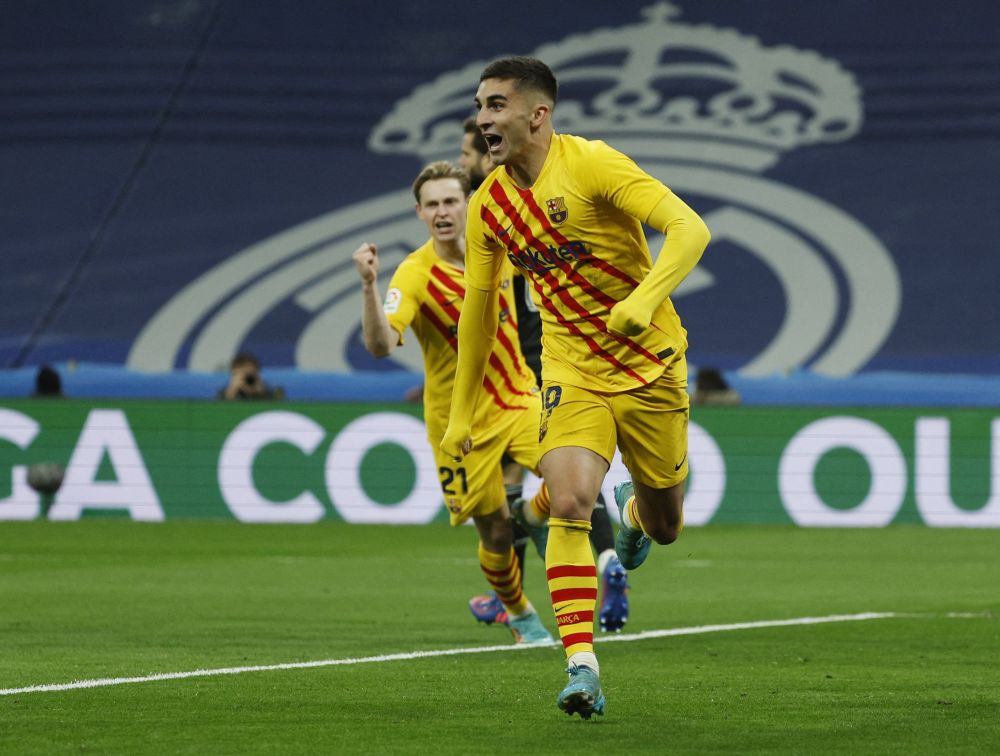 FC Barcelona's Ferran Torres celebrates scoring their third goal against Real Madrid with teammates at Santiago Bernabeu, Madrid March 20, 2022. u00e2u20acu201d Reuters picnnn