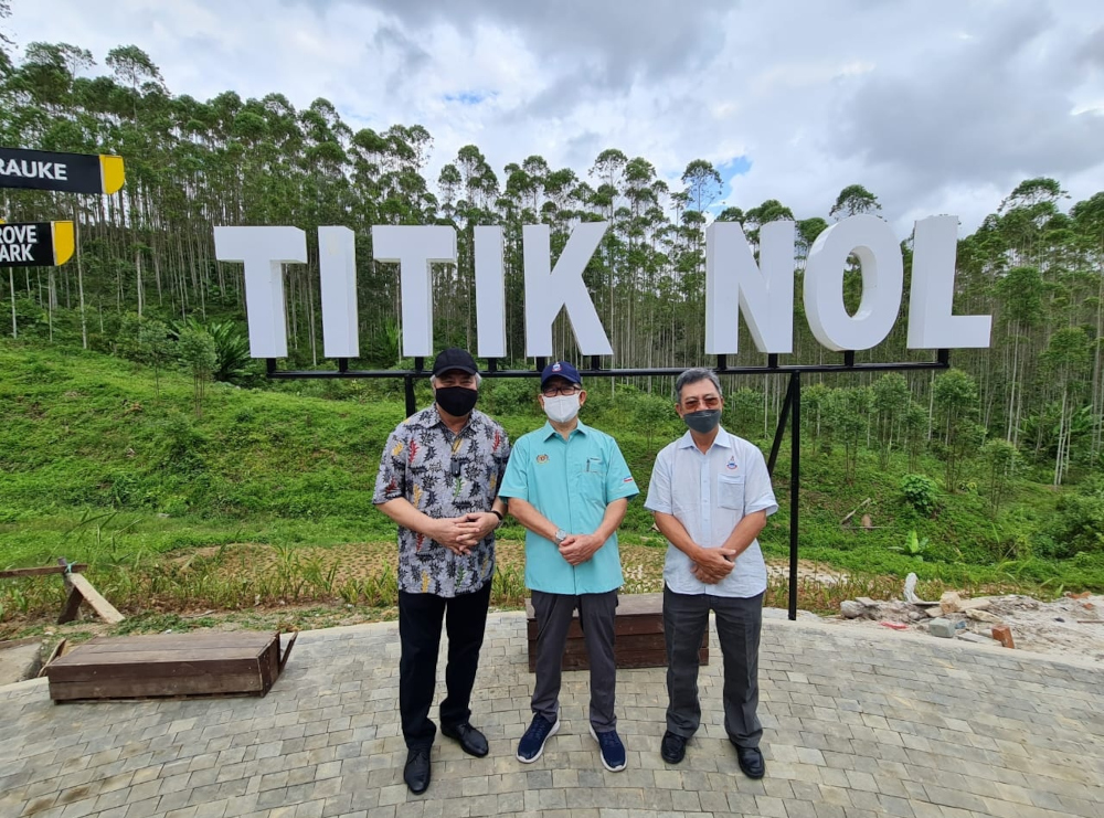(From left) Datuk Amar Awang Tengah Ali Hasan, Datuk Seri Maximus Ongkili and Datuk Joachim Gunsalam at the KM 0 point of Nusantara. u00e2u20acu201d Borneo Post Online picnn