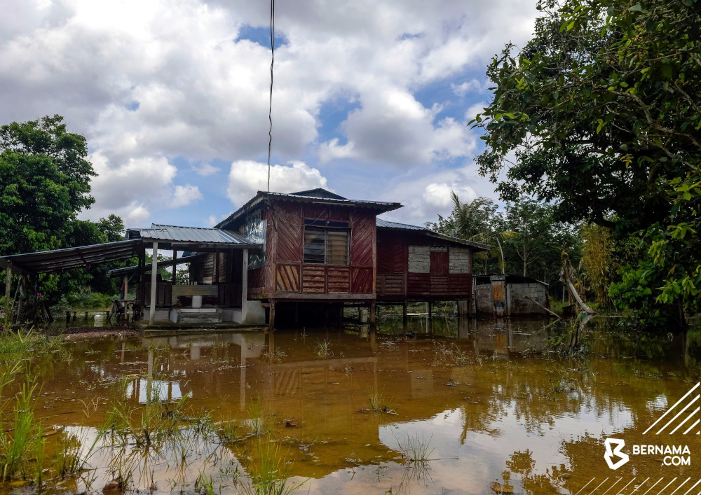 Voters in the Kluang district, especially the Macap and Layang-Layang state constituencies, have had to endure flash floods. u00e2u20acu201d Picture via Twitter/Bernama
