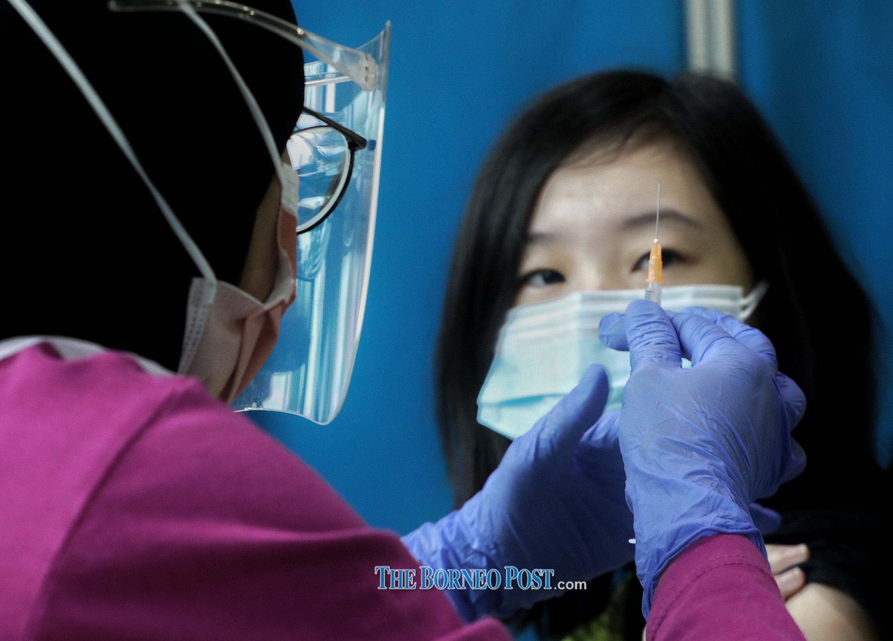 A medical worker prepares a dose of Covid-19 vaccine. u00e2u20acu201d Picture by Chimon Upon via Borneo Post