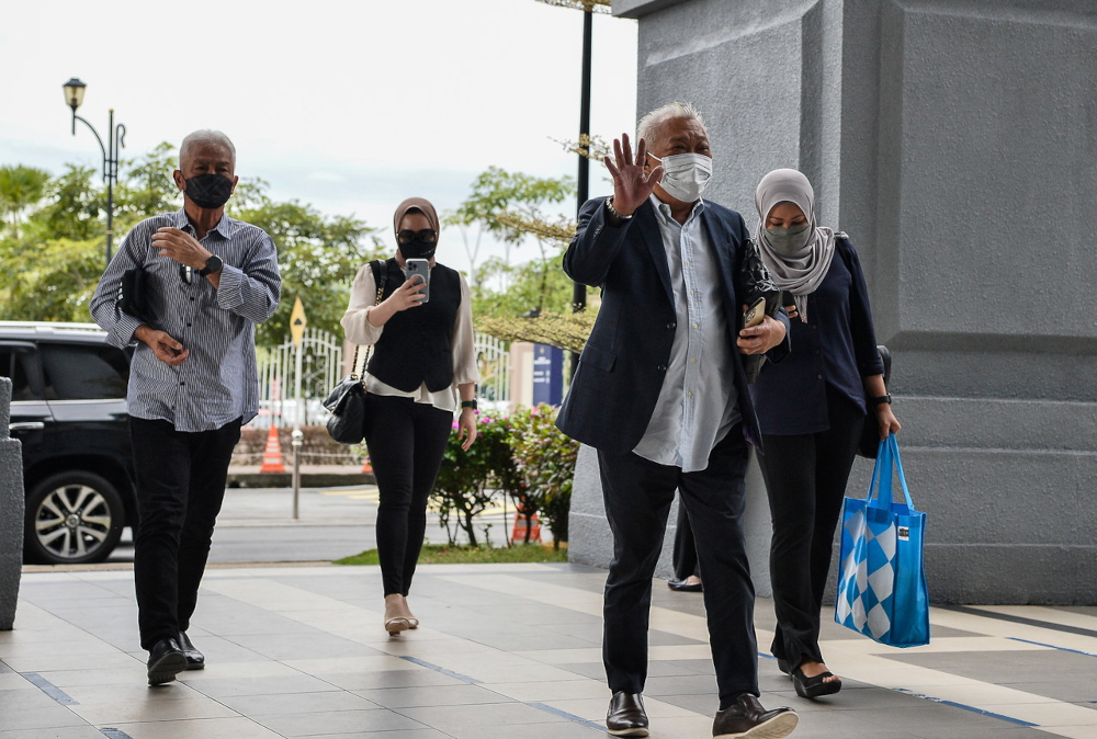 Datuk Seri Bung Moktar Radin (2nd right) and his wife, Datin Seri Zizie Izette Abdul Samad (2nd left) at the Kuala Lumpur Court Complex, March 3, 2022. u00e2u20acu2022 Bernama pic 