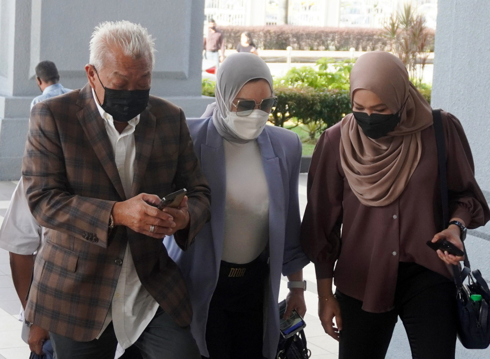 Datuk Seri Bung Moktar Radin and his wife Datin Seri Zizie Izette Abdul Samad arrive at the Kuala Lumpur Court Complex, March 29, 2022. u00e2u20acu201d Bernama pic 