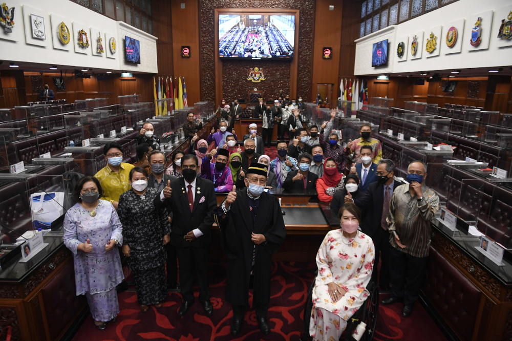 Dewan Negara president Tan Sri Rais Yatim pictured with members of the senate after the adjournment of the sitting, March 31, 2022. u00e2u20acu201d Bernama pic 
