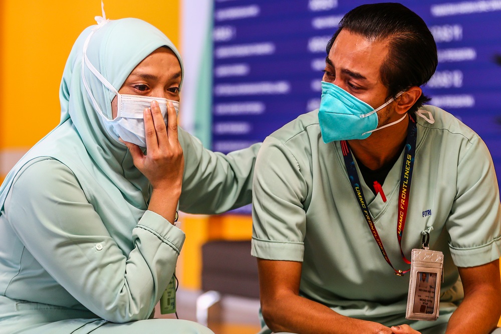 Husband and wife nurses Mohd Fitri Ahmad Shahamir and Fairuz Omar share the challenges they faced after catching Covid-19 in 2021. u00e2u20acu2022 Picture by Hari Anggara