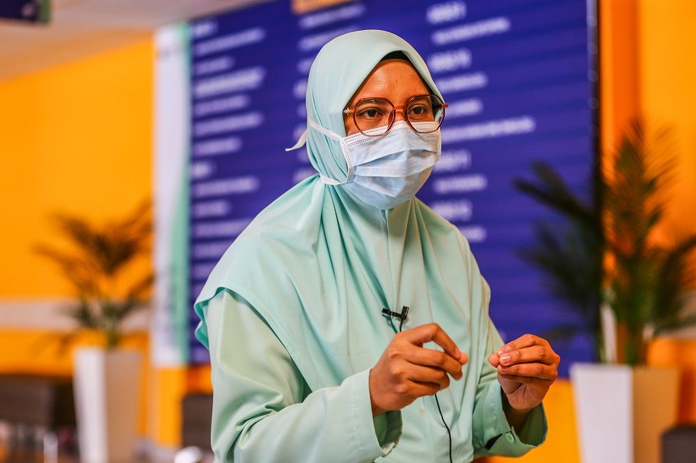 UMMC clinic surgery nurse and mother-of-two Rashida Othman had to stay apart from her children for two months to ensure they are safe from Covid-19. ― Picture by Hari Anggara