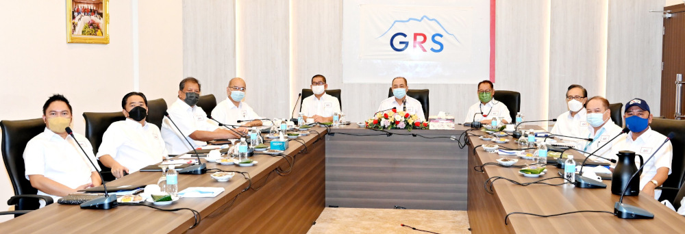 Datuk Seri Hajiji Noor (centre) chairing the meeting with Datuk Seri Jeffrey Kitingan, Datuk Seri Maximus Ongkili, Datuk Yong Teck Lee, Datuk Masidi Manjun and other leaders at the Sabah Bersatu office March 17, 2022. u00e2u20acu201d Borneo Post pic