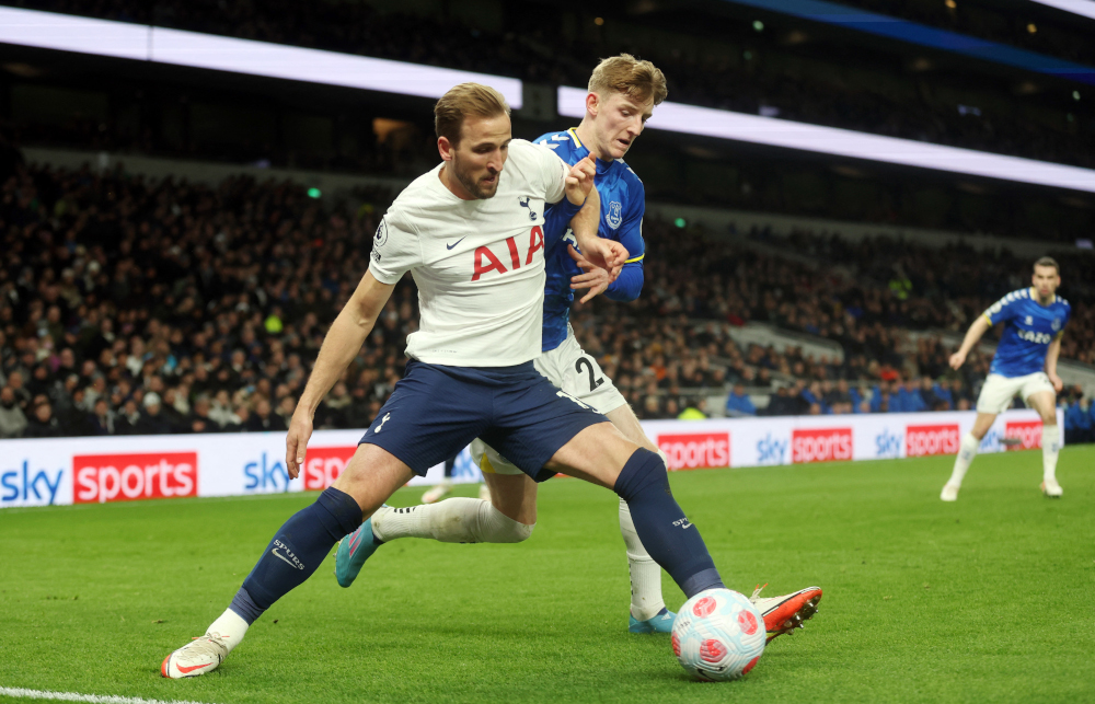 Tottenham Hotspuru00e2u20acu2122s Harry Kane in action with Evertonu00e2u20acu2122s Anthony Gordon at Tottenham Hotspur Stadium, London, March 7, 2022. u00e2u20acu201d Action Images via Reuters