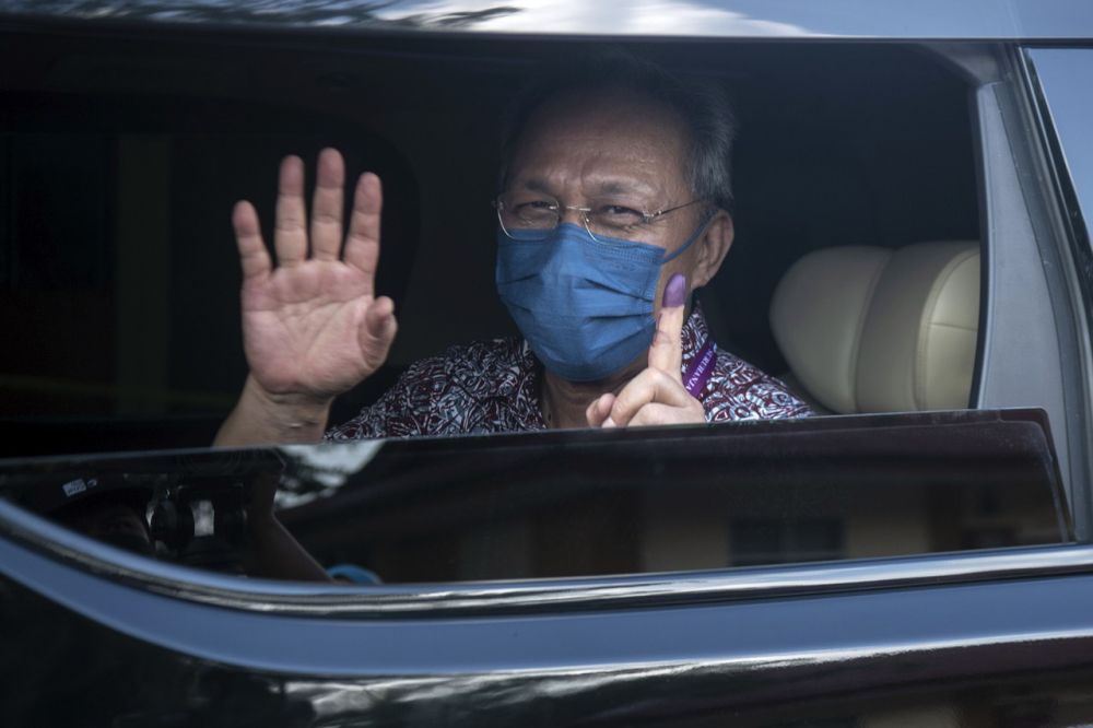 Datuk Hasni Mohammad holds up his inked finger after casting his ballot during the Johor state election at Sekolah Kebangsaan Pengkalan Raja in Pontian March 12, 2022. u00e2u20acu2022 Bernama pic