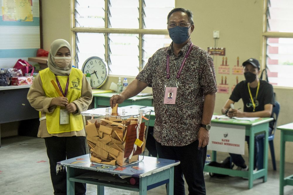 Datuk Hasni Mohammad casts his ballot during the Johor state election at Sekolah Kebangsaan Pengkalan Raja in Pontian March 12, 2022. u00e2u20acu2022 Bernama pic