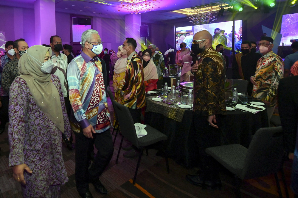 Prime Minister Datuk Seri Ismail Sabri Yaakob was accompanied by Higher Education Minister Datuk Noraini Ahmad (left) when attending the 14th National Academic Awards Ceremony (AAN) in Putrajaya, March 24, 2022. u00e2u20acu201d Bernama pic