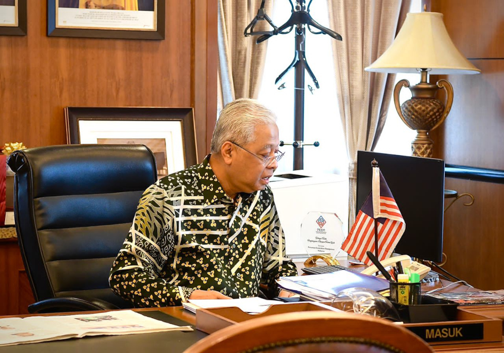 The announcement was made today, in a joint statement by Prime Minister Datuk Seri Ismail Sabri Yaakob and his Singapore counterpart Lee Hsien Long, and applies to all categories of travellers and types of land transport. u00e2u20acu201d Picture courtesy of the Prime