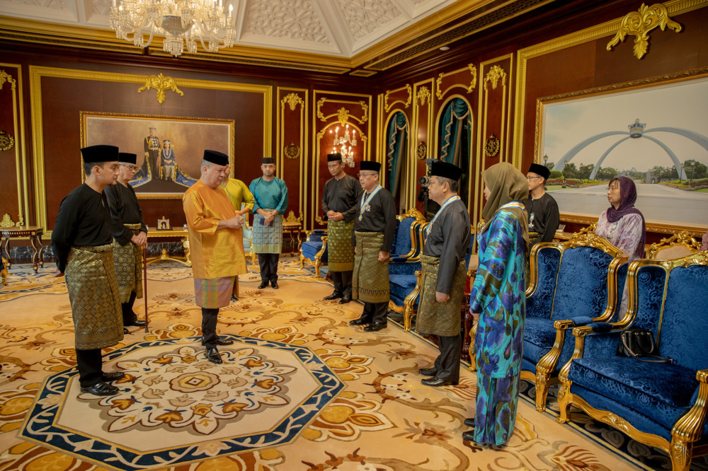 Sultan of Johor Sultan Ibrahim Almarhum Sultan Iskandar with the award recipients at the investiture ceremony in Balai Mengadap, Istana Bukit Serene, Johor, March 23, 2022. u00e2u20acu2022 Bernama pic